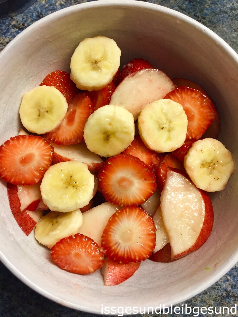 Obstsalat mit Erdbeeren, Nektarinen und Banane – issgesundbleibgesund