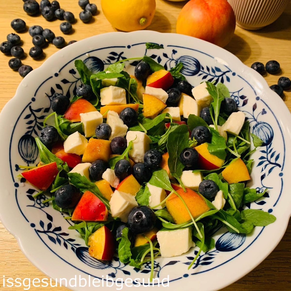 Rucola-Nektarinen-Heidelbeer-Salat mit Mozzarella – issgesundbleibgesund
